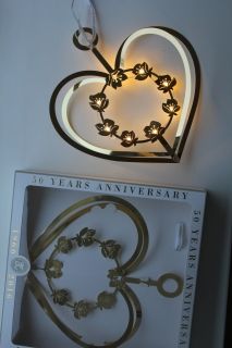 ЗЛАТНО СЪРЦЕ С ЦВЕТЯ И ЛЕД СВЕТЛИНИ